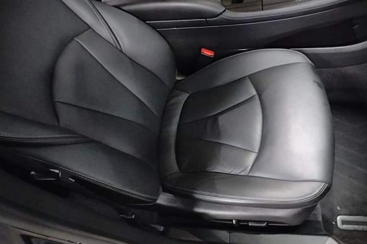 Used Buick LaCrosse 2021 552T Luxury Version Right Front Seat