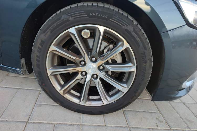 Used Buick LaCrosse 2021 652T Luxury Model Right Front Wheel Hub