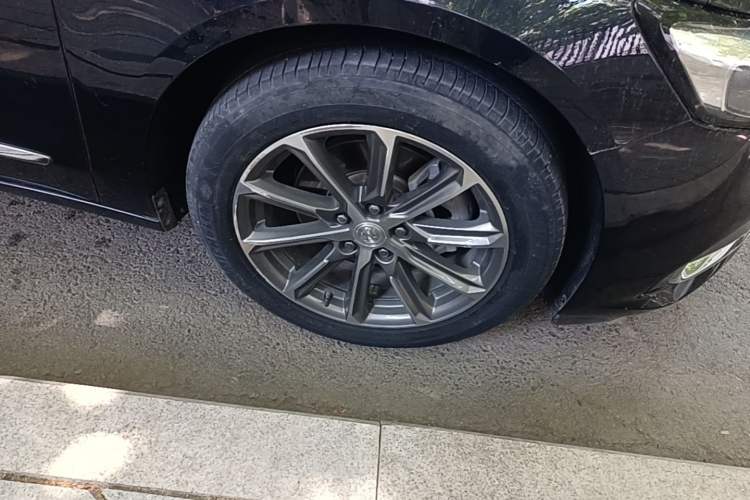 Used Buick LaCrosse 2021 652T Luxury Model Right Front Wheel Hub