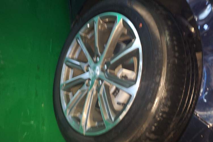 Used Buick LaCrosse 2021 652T Luxury Model Right Front Wheel Hub