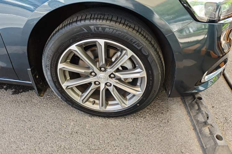Used Buick LaCrosse 2021 652T Luxury Model Right Front Wheel Hub