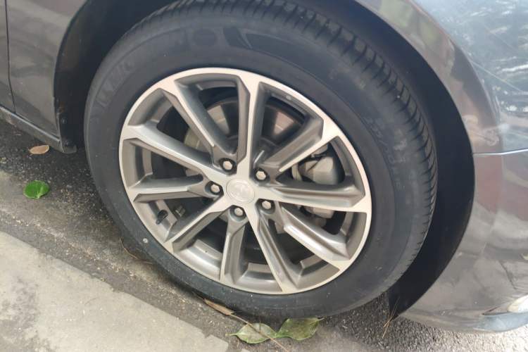 Used Buick LaCrosse 2021 652T Luxury Model Right Front Wheel Hub