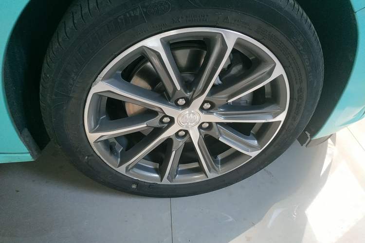 Used Buick LaCrosse 2021 652T Luxury Model Right Front Wheel Hub
