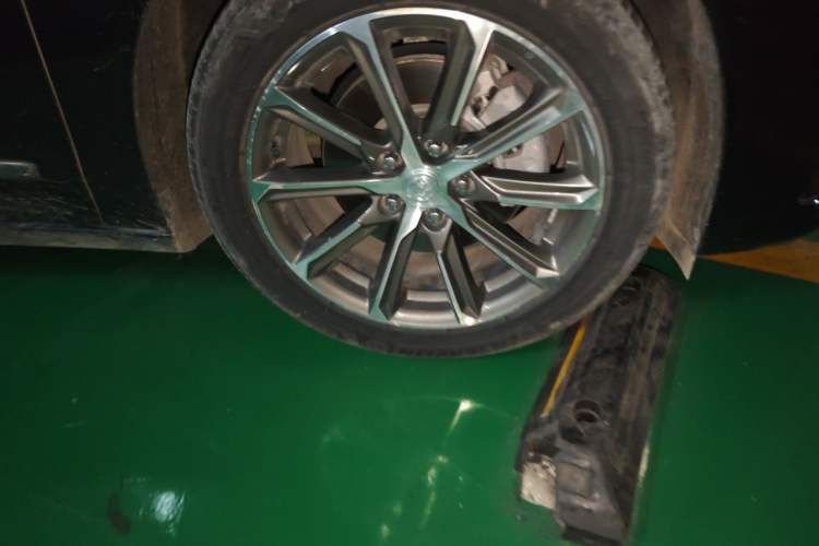 Used Buick LaCrosse 2021 652T Luxury Model Right Front Wheel Hub
