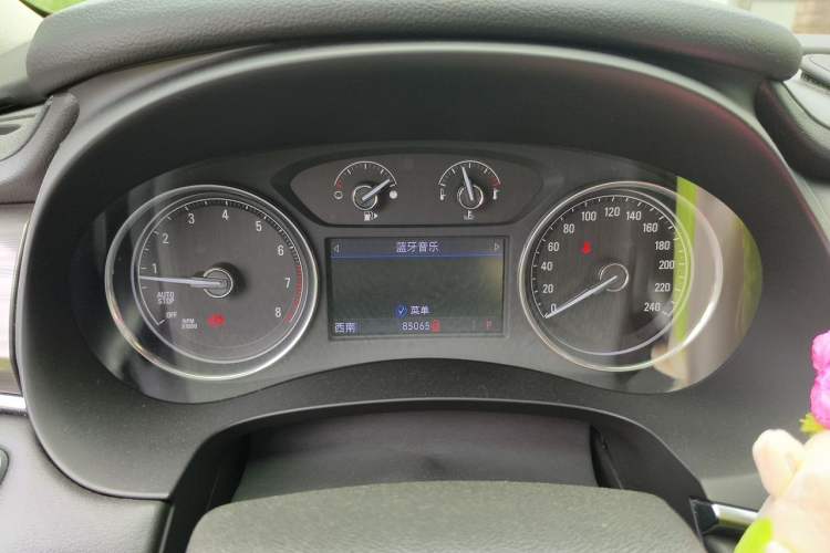 Used Buick LaCrosse 2021 652T Luxury Model Odometer Close Up