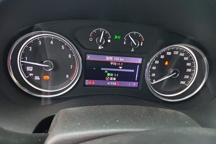 Used Buick LaCrosse 2021 652T Luxury Model Odometer Close Up