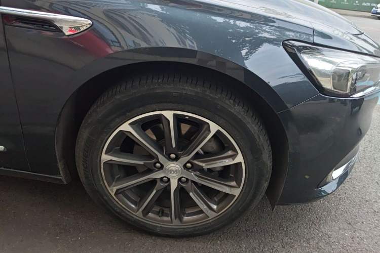 Used Buick LaCrosse 2021 652T Luxury Model Right Front Wheel Hub