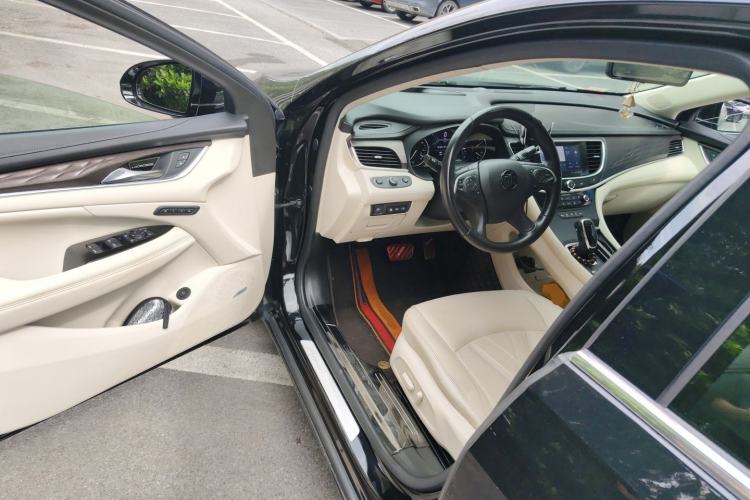 Used Buick LaCrosse 2022 Avenir Avia First Edition Driver Seat