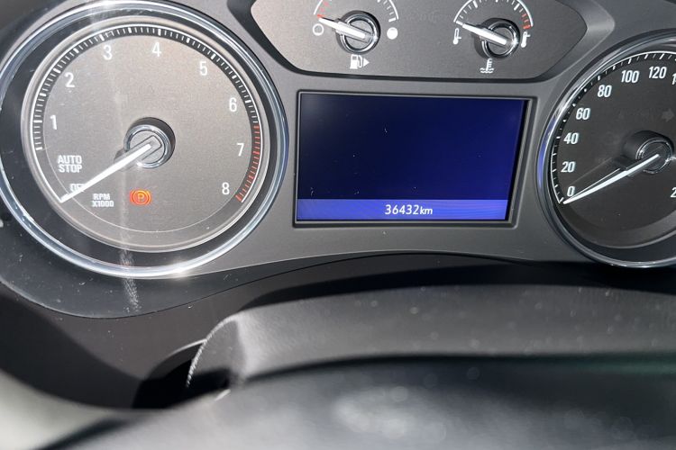 Used Buick LaCrosse 2022 652T Luxury Version Odometer Close Up