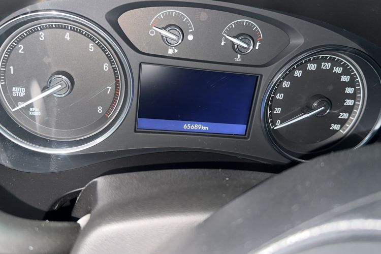 Used Buick LaCrosse 2022 652T Luxury Version Odometer Close Up
