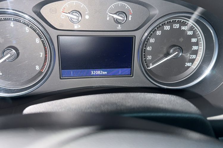 Used Buick LaCrosse 2022 652T Luxury Version Odometer Close Up