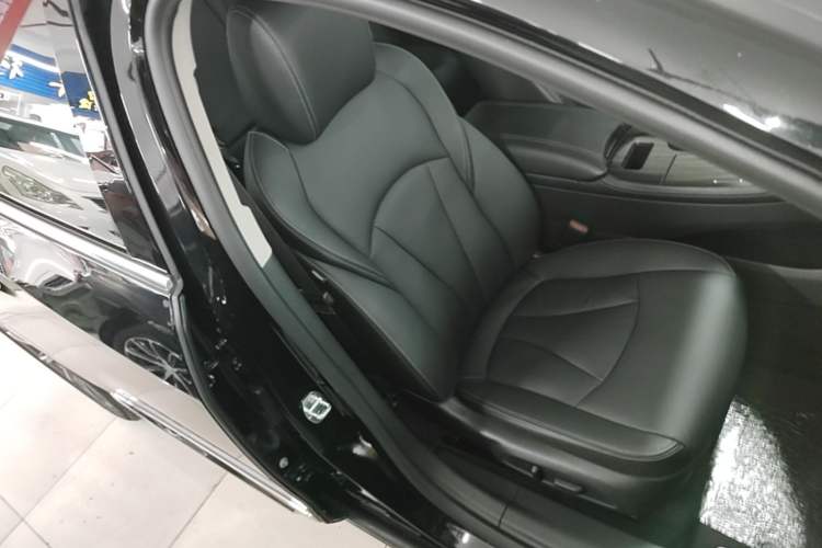 Used Buick LaCrosse 2022 652T Luxury Version Right Front Seat