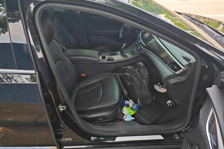 Used Buick LaCrosse 2022 552T Luxury Version Right Front Seat