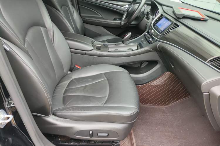 Used Buick LaCrosse 2022 652T Luxury Version Right Front Seat