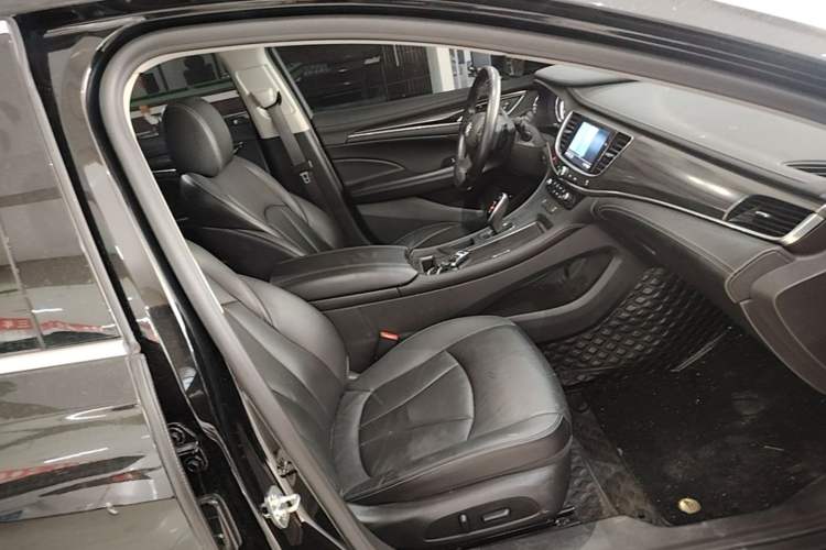 Used Buick LaCrosse 2022 552T Luxury Version Right Front Seat