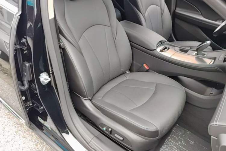 Used Buick LaCrosse 2022 652T Luxury Version Right Front Seat