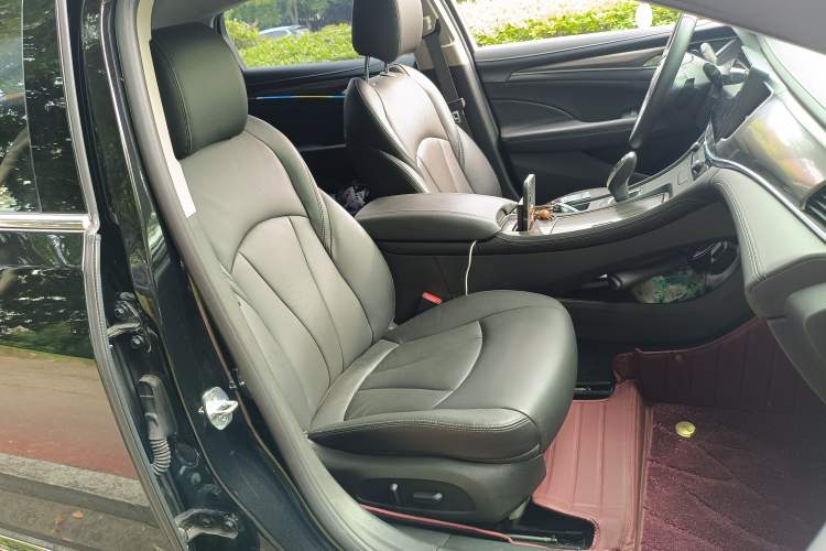 Used Buick LaCrosse 2022 552T Luxury Version Right Front Seat