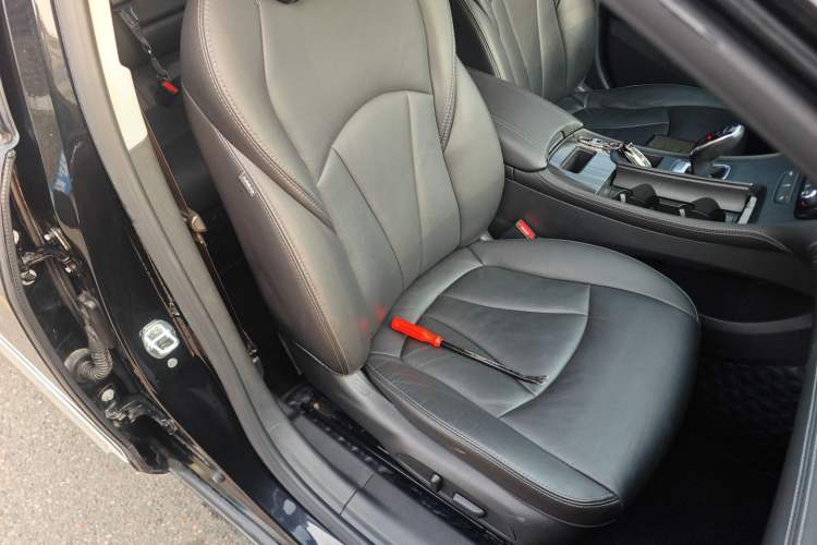 Used Buick LaCrosse 2022 652T Luxury Version Right Front Seat