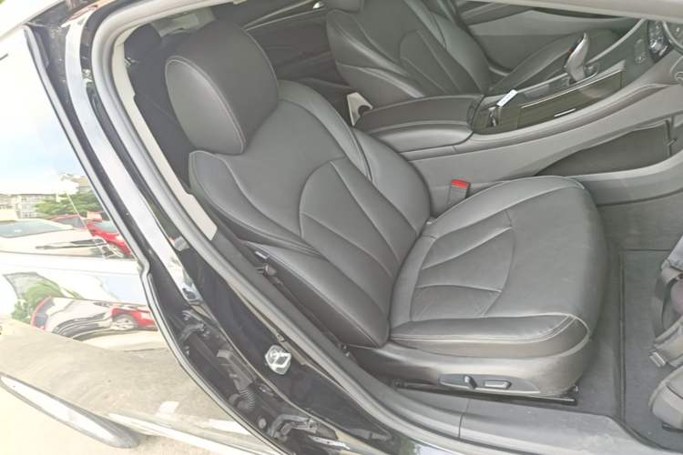 Used Buick LaCrosse 2022 552T Luxury Version Right Front Seat