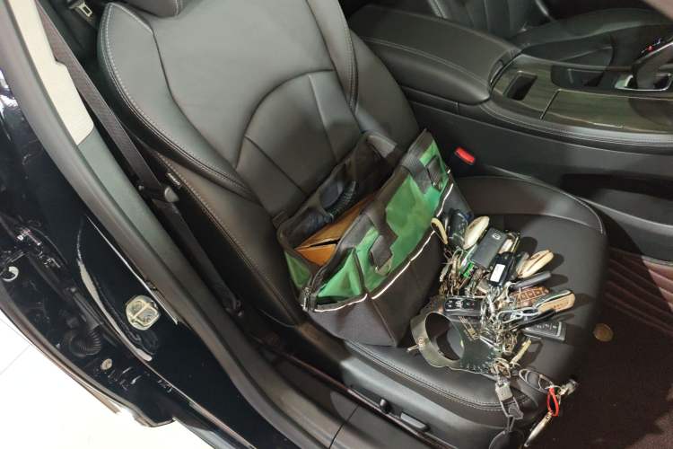 Used Buick LaCrosse 2022 652T Luxury Version Right Front Seat