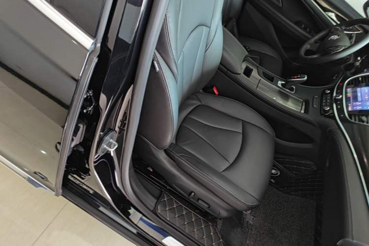 Used Buick LaCrosse 2022 552T Luxury Version Right Front Seat