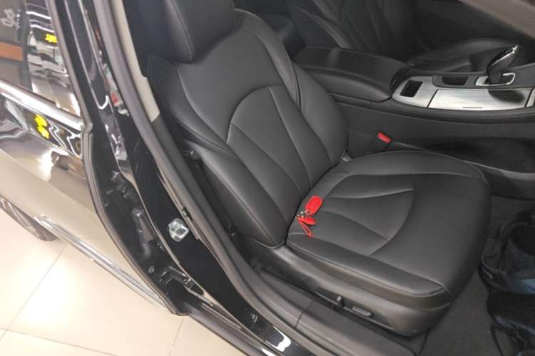 Used Buick LaCrosse 2022 652T Luxury Version Right Front Seat
