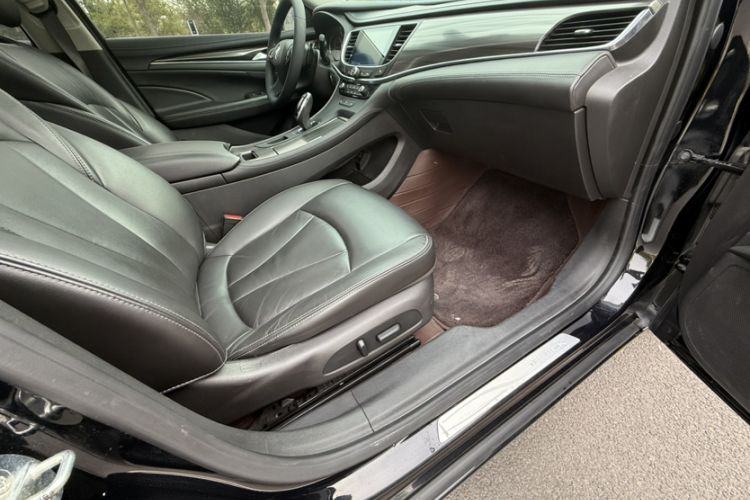 Used Buick LaCrosse 2022 652T Luxury Version Right Front Seat