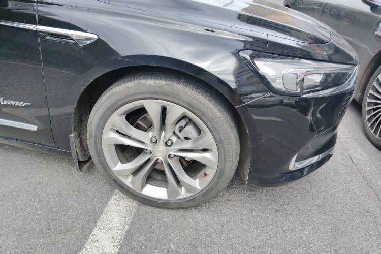 Used Buick LaCrosse 2022 Avenir Avia First Edition Right Front Wheel Hub