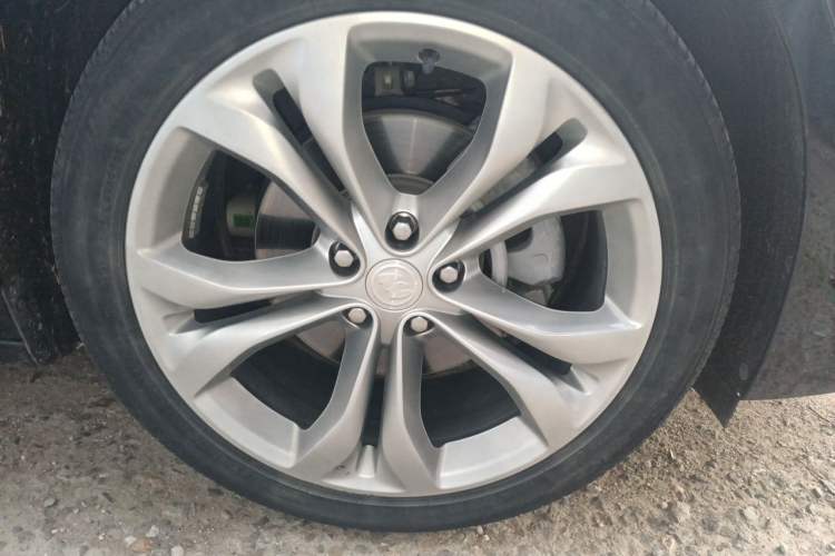 Used Buick LaCrosse 2022 Avenir Avia First Edition Right Front Wheel Hub