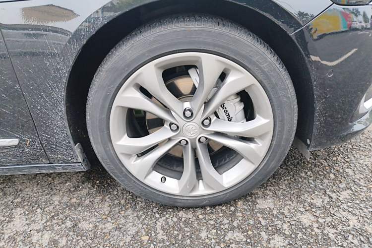 Used Buick LaCrosse 2022 Avenir Avia First Edition Right Front Wheel Hub