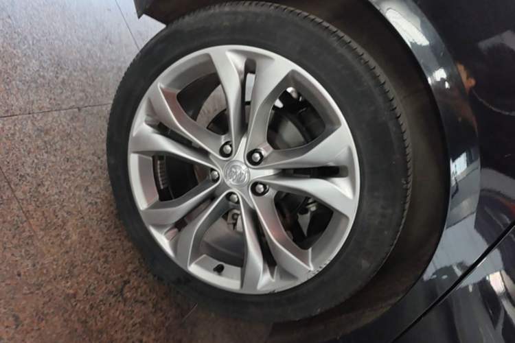 Used Buick LaCrosse 2022 Avenir Avia First Edition Right Rear Wheel Hub