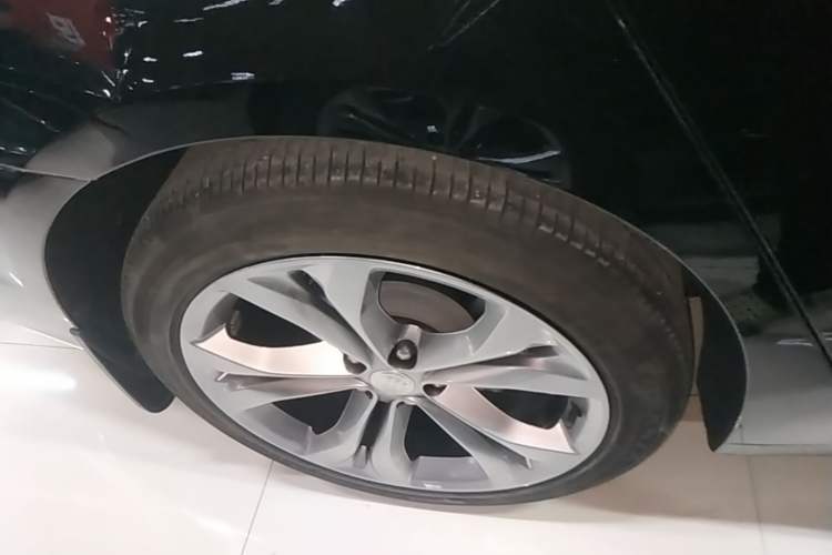 Used Buick LaCrosse 2022 Avenir Avia First Edition Right Rear Wheel Hub