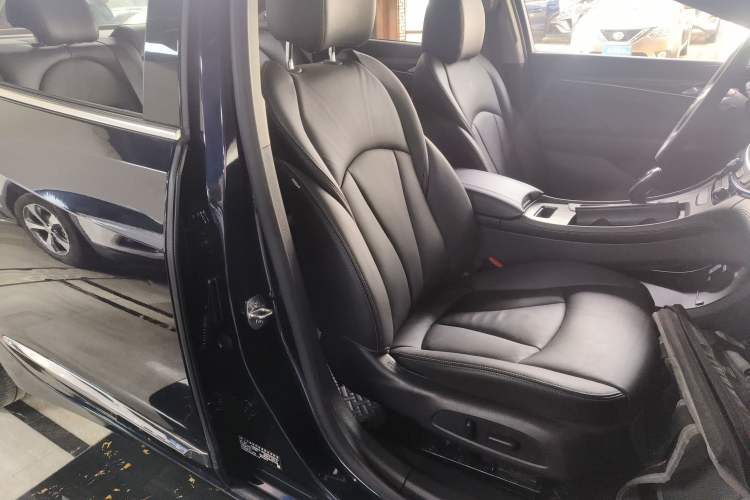 Used Buick LaCrosse 2022 552T Luxury Version Right Front Seat