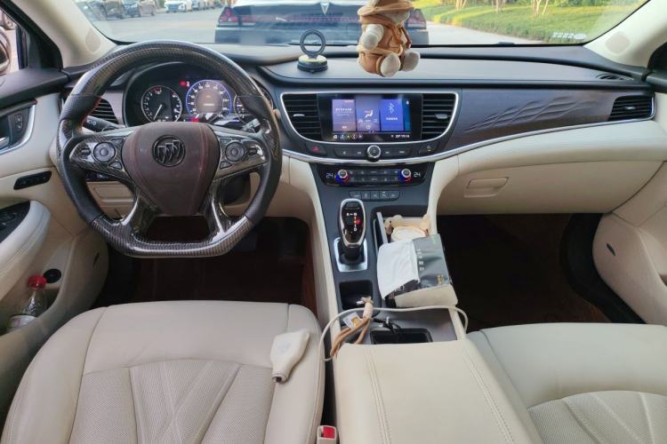 Used Buick LaCrosse 2022 Avenir Avia First Edition Center Console