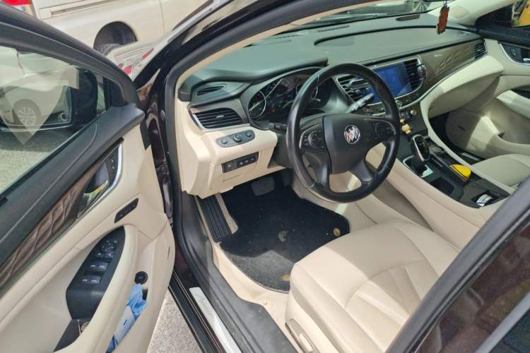Used Buick LaCrosse 2022 Avenir Avia First Edition Driver Seat
