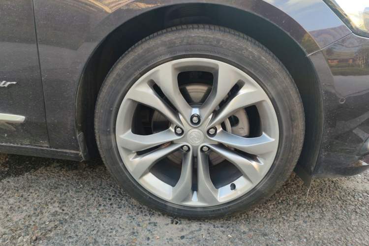 Used Buick LaCrosse 2022 Avenir Avia First Edition Right Front Wheel Hub