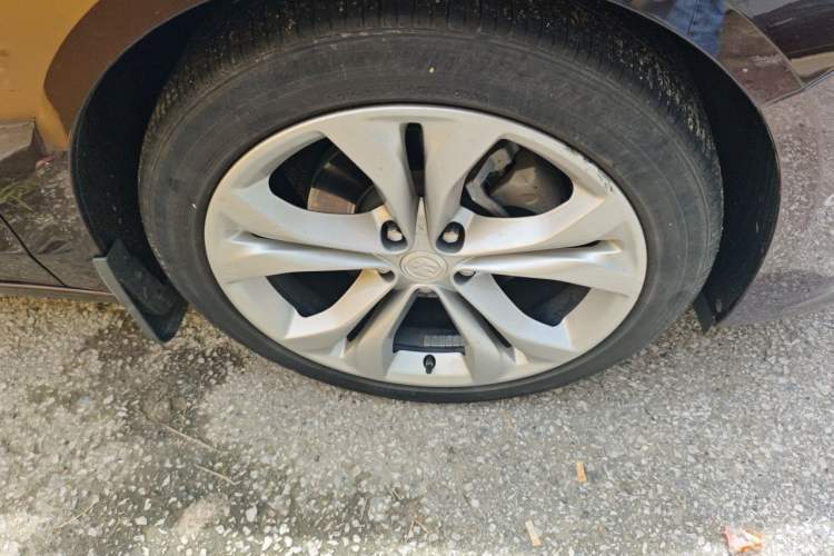 Used Buick LaCrosse 2022 Avenir Avia First Edition Right Front Wheel Hub