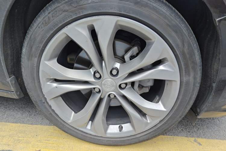 Used Buick LaCrosse 2022 Avenir Avia First Edition Right Front Wheel Hub
