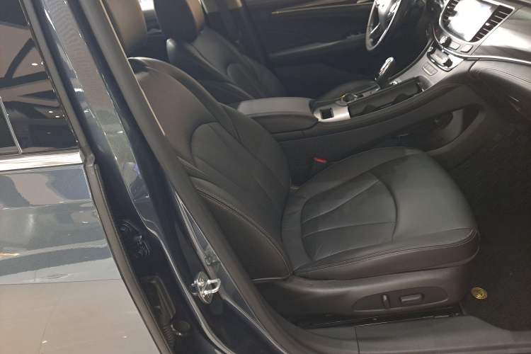 Used Buick LaCrosse 2022 652T Luxury Version Right Front Seat