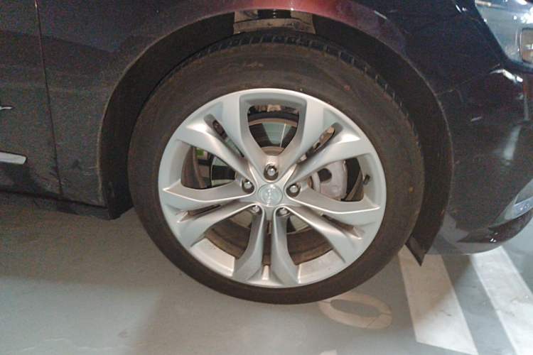 Used Buick LaCrosse 2022 Avenir Avia First Edition Right Front Wheel Hub