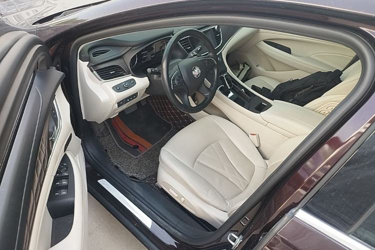 Used Buick LaCrosse 2022 Avenir Avia First Edition Driver Seat
