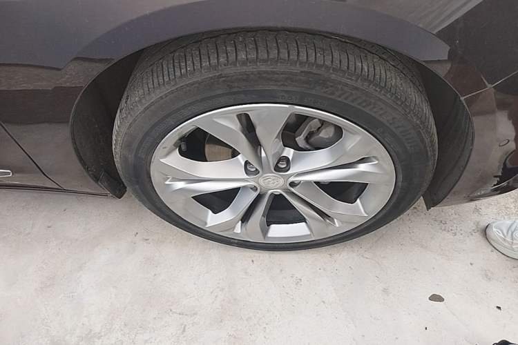 Used Buick LaCrosse 2022 Avenir Avia First Edition Right Front Wheel Hub