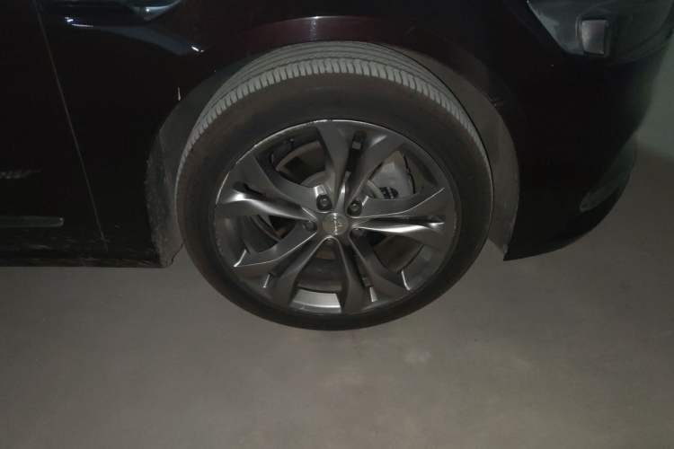 Used Buick LaCrosse 2022 Avenir Avia First Edition Right Front Wheel Hub