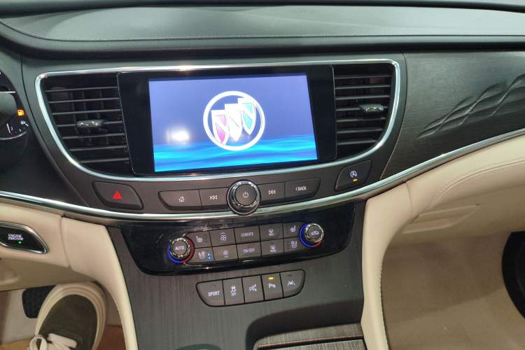 Used Buick LaCrosse 2022 Avenir Flagship Model Audio And AC Panel