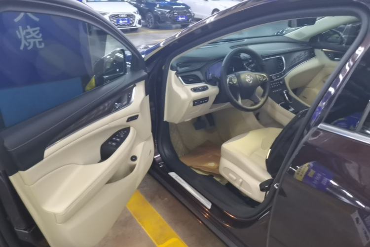 Used Buick LaCrosse 2022 Avenir Avia First Edition Driver Seat