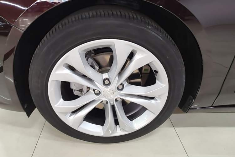 Used Buick LaCrosse 2022 Avenir Flagship Model Left Front Wheel Hub
