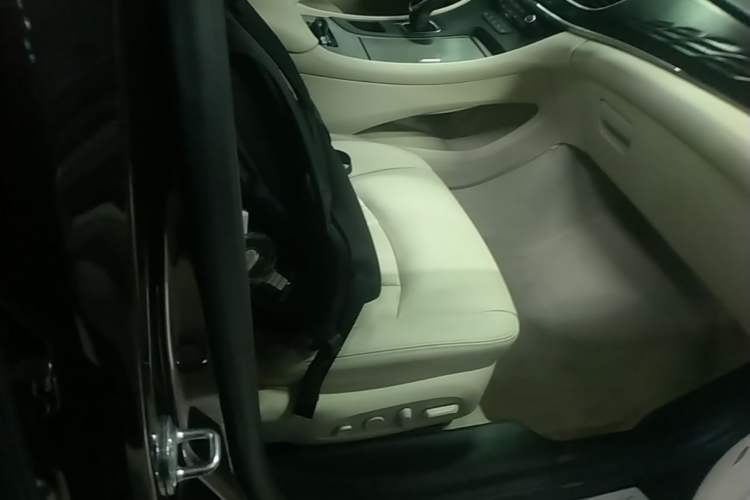 Used Buick LaCrosse 2022 Avenir Flagship Model Right Front Seat