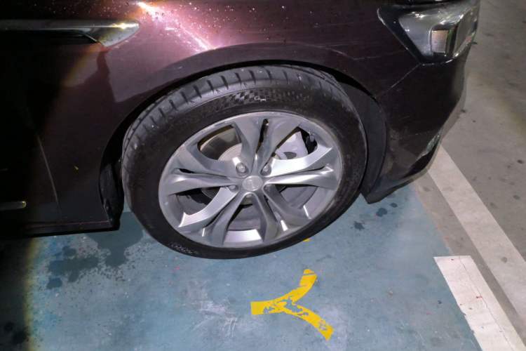 Used Buick LaCrosse 2022 Avenir Avia First Edition Right Front Wheel Hub