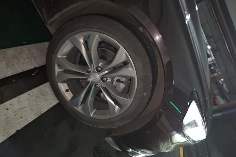 Used Buick LaCrosse 2022 Avenir Avia First Edition Right Front Wheel Hub