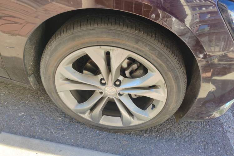 Used Buick LaCrosse 2022 Avenir Avia First Edition Right Front Wheel Hub